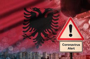 Albanië vlag en coronavirus 2019-ncov alarm teken. concept van hoog waarschijnlijkheid van roman coronavirus het uitbreken door op reis toeristen foto