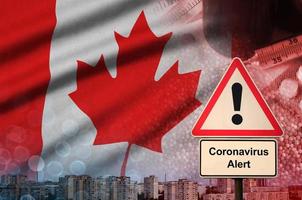 Canada vlag en coronavirus 2019-ncov alarm teken. concept van hoog waarschijnlijkheid van roman coronavirus het uitbreken door op reis toeristen foto