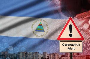 Nicaragua vlag en coronavirus 2019-ncov alarm teken. concept van hoog waarschijnlijkheid van roman coronavirus het uitbreken door op reis toeristen foto