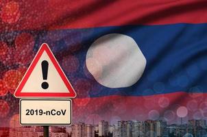 Laos vlag en coronavirus 2019-ncov alarm teken. concept van hoog waarschijnlijkheid van roman coronavirus het uitbreken door op reis toeristen foto