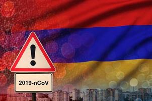 Armenië vlag en coronavirus 2019-ncov alarm teken. concept van hoog waarschijnlijkheid van roman coronavirus het uitbreken door op reis toeristen foto