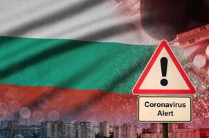 bulgarije vlag en coronavirus 2019-ncov alarm teken. concept van hoog waarschijnlijkheid van roman coronavirus het uitbreken door op reis toeristen foto