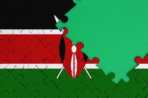 Kenia vlag is afgebeeld Aan een voltooid decoupeerzaag puzzel met vrij groen kopiëren ruimte Aan de Rechtsaf kant foto
