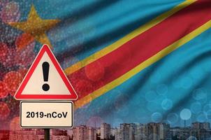 democratisch republiek van de Congo vlag en coronavirus 2019-ncov alarm teken. concept van hoog waarschijnlijkheid van roman coronavirus het uitbreken door op reis toeristen foto