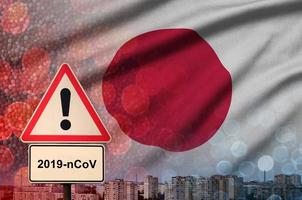 Japan vlag en coronavirus 2019-ncov alarm teken. concept van hoog waarschijnlijkheid van roman coronavirus het uitbreken door op reis toeristen foto