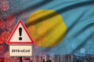 Palau vlag en coronavirus 2019-ncov alarm teken. concept van hoog waarschijnlijkheid van roman coronavirus het uitbreken door op reis toeristen foto