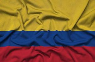 Colombia vlag is afgebeeld Aan een sport- kleding kleding stof met veel vouwen. sport team banier foto