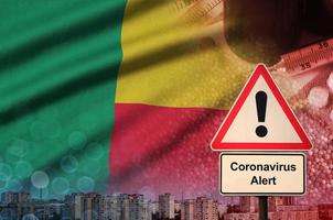 Benin vlag en coronavirus 2019-ncov alarm teken. concept van hoog waarschijnlijkheid van roman coronavirus het uitbreken door op reis toeristen foto