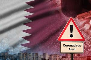 qatar vlag en coronavirus 2019-ncov alarm teken. concept van hoog waarschijnlijkheid van roman coronavirus het uitbreken door op reis toeristen foto