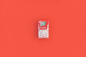 Charkov, Oekraïne - mei 3, 2022 tic tac snoep pakket met Coca Cola smaak. tic tac is populair ten gevolge haar muntachtig vers smaak en gemakkelijk naar dragen. moeilijk pepermuntjes geproduceerd door Ferrero sinds 1968 foto