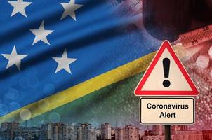 Solomon eilanden vlag en coronavirus 2019-ncov alarm teken. concept van hoog waarschijnlijkheid van roman coronavirus het uitbreken door op reis toeristen foto