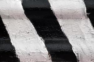 detailopname visie van een metaal barrière met gestreept kleur foto