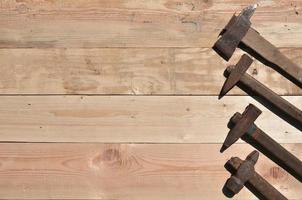 een weinig roestig hamers leugens Aan een houten tafel in een werkplaats foto