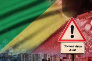 Congo vlag en coronavirus 2019-ncov alarm teken. concept van hoog waarschijnlijkheid van roman coronavirus het uitbreken door op reis toeristen foto