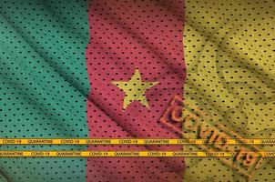 Kameroen vlag en oranje covid-19 postzegel met grens plakband. coronavirus of 2019-ncov virus concept foto