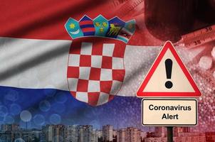 Kroatië vlag en coronavirus 2019-ncov alarm teken. concept van hoog waarschijnlijkheid van roman coronavirus het uitbreken door op reis toeristen foto
