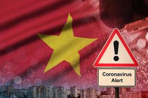 Vietnam vlag en coronavirus 2019-ncov alarm teken. concept van hoog waarschijnlijkheid van roman coronavirus het uitbreken door op reis toeristen foto