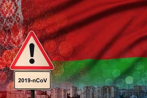 Wit-Rusland vlag en coronavirus 2019-ncov alarm teken. concept van hoog waarschijnlijkheid van roman coronavirus het uitbreken door op reis toeristen foto
