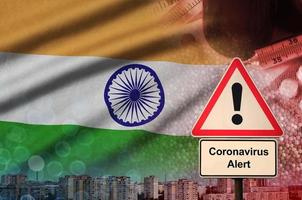 Indië vlag en coronavirus 2019-ncov alarm teken. concept van hoog waarschijnlijkheid van roman coronavirus het uitbreken door op reis toeristen foto