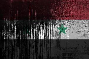 Syrië vlag afgebeeld in verf kleuren Aan oud en vuil olie vat muur detailopname. getextureerde banier Aan ruw achtergrond foto