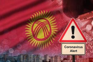 Kirgizië vlag en coronavirus 2019-ncov alarm teken. concept van hoog waarschijnlijkheid van roman coronavirus het uitbreken door op reis toeristen foto