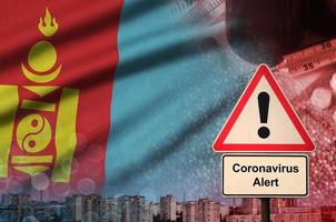 Mongolië vlag en coronavirus 2019-ncov alarm teken. concept van hoog waarschijnlijkheid van roman coronavirus het uitbreken door op reis toeristen foto