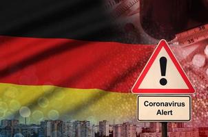 Duitsland vlag en coronavirus 2019-ncov alarm teken. concept van hoog waarschijnlijkheid van roman coronavirus het uitbreken door op reis toeristen foto