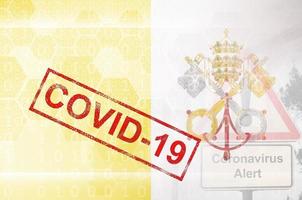 Vaticaan stad staat vlag en futuristische digitaal abstract samenstelling met covid-19 stempel. coronavirus het uitbreken concept foto