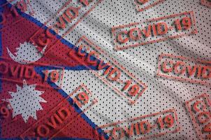 Nepal vlag en veel rood covid-19 postzegels. coronavirus of 2019-ncov virus concept foto