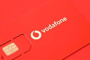 ternopil, Oekraïne - juli 5, 2022 vodafone macht sim mobiel kaart door vodafone groep plc - Brits multinational telecommunicatie bedrijf wie opereert netwerken in 22 landen foto