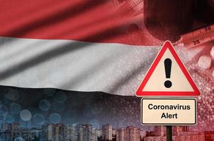 Jemen vlag en coronavirus 2019-ncov alarm teken. concept van hoog waarschijnlijkheid van roman coronavirus het uitbreken door op reis toeristen foto