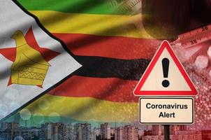 Zimbabwe vlag en coronavirus 2019-ncov alarm teken. concept van hoog waarschijnlijkheid van roman coronavirus het uitbreken door op reis toeristen foto