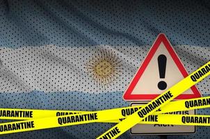 Argentinië vlag en covid-19 quarantaine geel plakband. coronavirus of 2019-ncov virus foto