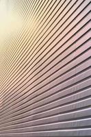 de structuur van de muur is gemaakt van metaal coating van reusachtig aluminium borden van Verlichting vorm foto
