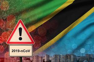 Tanzania vlag en coronavirus 2019-ncov alarm teken. concept van hoog waarschijnlijkheid van roman coronavirus het uitbreken door op reis toeristen foto