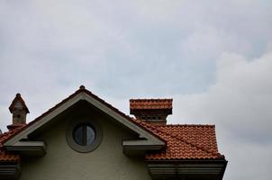 de huis is uitgerust met hoge kwaliteit dakbedekking van keramisch tegels. een mooi zo voorbeeld van perfect dakbedekking. de gebouw is betrouwbaar beschermde van ongunstig weer voorwaarden foto