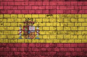 Spanje vlag is geschilderd op een oud steen muur foto