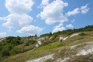 oude miljoenen krijt bergen Aan de steppe oppervlakte van aarde foto