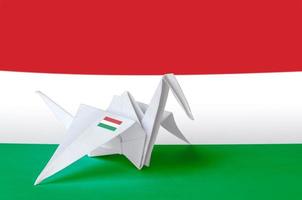 Hongarije vlag afgebeeld Aan papier origami kraan vleugel. handgemaakt kunsten concept foto