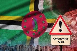 dominica vlag en coronavirus 2019-ncov alarm teken. concept van hoog waarschijnlijkheid van roman coronavirus het uitbreken door op reis toeristen foto