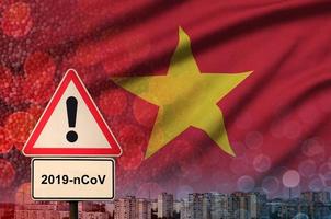 Vietnam vlag en coronavirus 2019-ncov alarm teken. concept van hoog waarschijnlijkheid van roman coronavirus het uitbreken door op reis toeristen foto