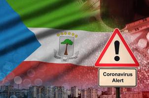 equatoriaal Guinea vlag en coronavirus 2019-ncov alarm teken. concept van hoog waarschijnlijkheid van roman coronavirus het uitbreken door op reis toeristen foto