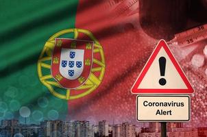 Portugal vlag en coronavirus 2019-ncov alarm teken. concept van hoog waarschijnlijkheid van roman coronavirus het uitbreken door op reis toeristen foto