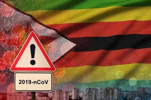 Zimbabwe vlag en coronavirus 2019-ncov alarm teken. concept van hoog waarschijnlijkheid van roman coronavirus het uitbreken door op reis toeristen foto
