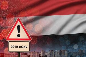 Jemen vlag en coronavirus 2019-ncov alarm teken. concept van hoog waarschijnlijkheid van roman coronavirus het uitbreken door op reis toeristen foto