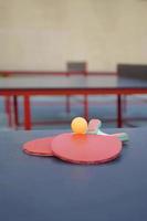 rackets en bal Aan ping pong tafel in buitenshuis sport tuin. actief sport- en fysiek opleiding concept foto