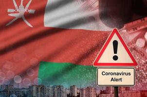 Oman vlag en coronavirus 2019-ncov alarm teken. concept van hoog waarschijnlijkheid van roman coronavirus het uitbreken door op reis toeristen foto