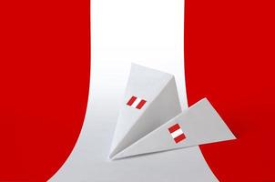 Peru vlag afgebeeld Aan papier origami vliegtuig. handgemaakt kunsten concept foto