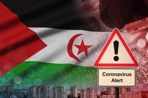 western Sahara vlag en coronavirus 2019-ncov alarm teken. concept van hoog waarschijnlijkheid van roman coronavirus het uitbreken door op reis toeristen foto