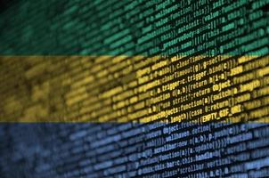 Gabon vlag is afgebeeld Aan de scherm met de programma code. de concept van modern technologie en plaats ontwikkeling foto